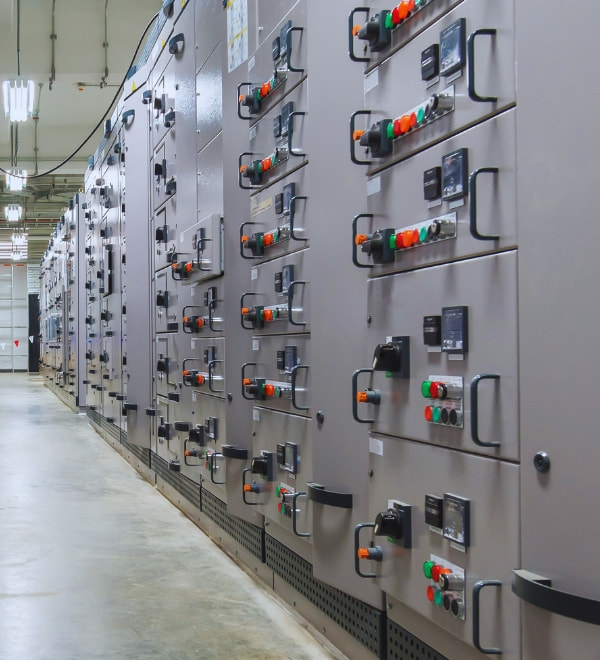 Painel elétrico industrial com módulos de medição e controle