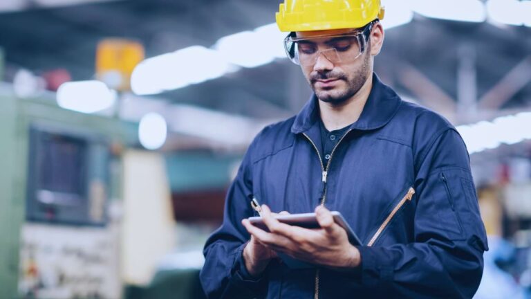 Profissional acompanha dados elétricos em painel com sensores e transdutores, destacando práticas de controle de consumo e automação em ambientes industriais.