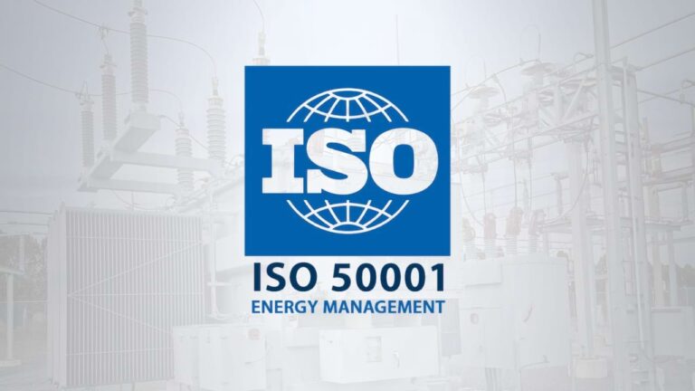 Logotipo da norma ISO 50001 em destaque sobre fundo com subestação elétrica, representando práticas de gestão de energia em ambientes industriais.
