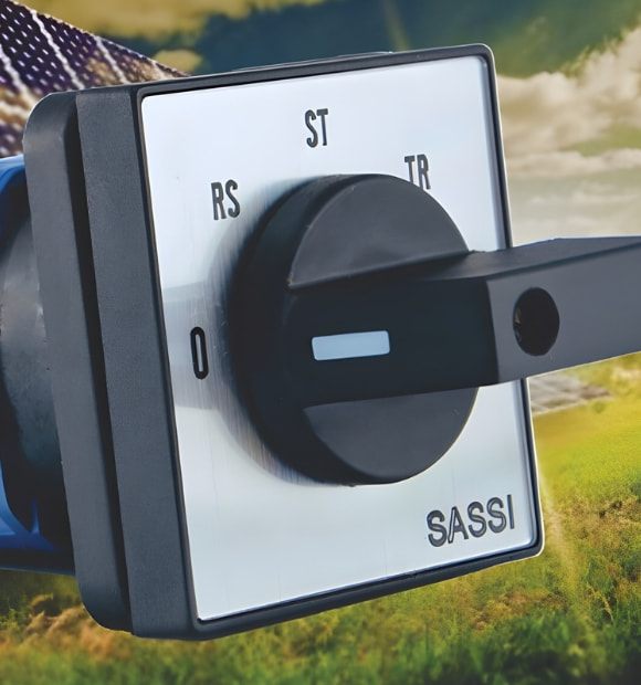 Chave comutadora SASSI com seletor de fases RS, ST e TR, projetada para monitoramento e medição em sistemas trifásicos.