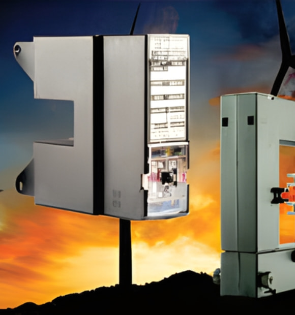 Transformadores de corrente do tipo janela instalados em ambiente industrial, com destaque para a robustez do invólucro.