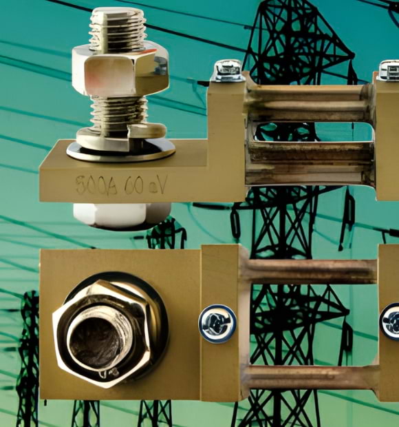 Shunt elétrico de latão com torres de transmissão ao fundo, usado para medição de corrente em sistemas de energia.