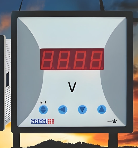 Voltímetro digital com display LED da Sassi, com teclas de ajuste no frontal, ideal para medição precisa de tensão em sistemas elétricos.